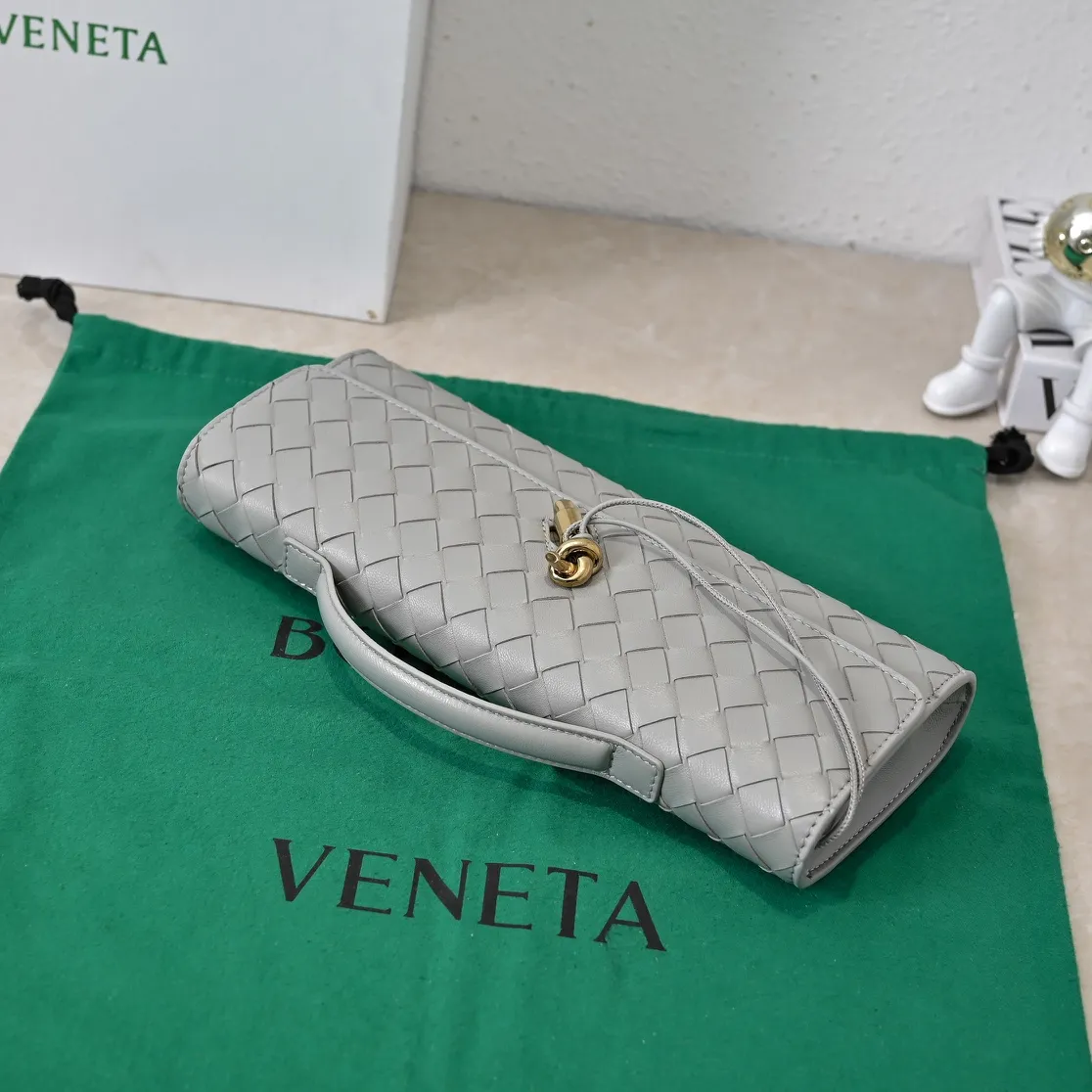 The batch of 1360 BV Andiamo evening handbags has been heavily planted again~ The designer aesthetics in the era of economic downturn are back. I fall in love with it at first sight and can't put it down. It's so beautiful and full of aura. The shape and texture are very competitive. It's light in weight and has sufficient capacity. It's a must-have for fashionistas. It's suitable for many occasions, minimalist, high-end and light luxury. Model No.: 741511 Size: 31*13*3cm